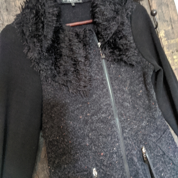 Bewitching and flattering angled zip sweater. - Picture 3 of 4